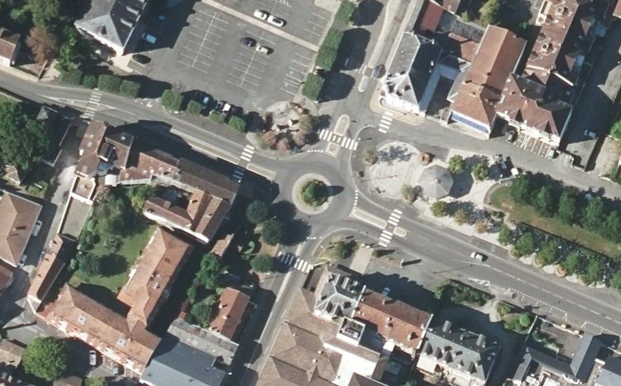 Vue aérienne du Rond-point anonyme n°168174708