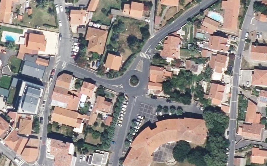 Vue aérienne du Rond-point anonyme n°168176834