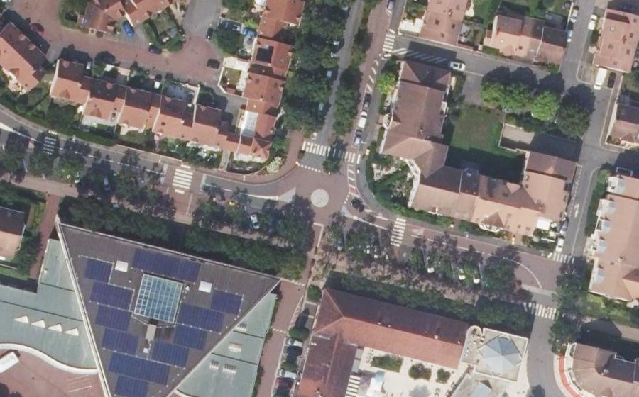 Vue aérienne du Rond-point anonyme n°168228124