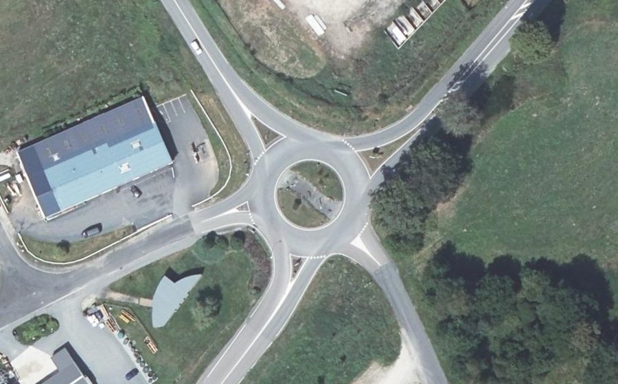 Vue aérienne du Rond-point anonyme n°168248064