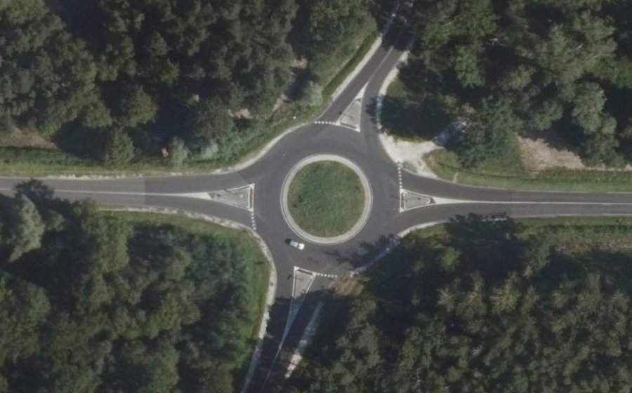 Vue aérienne du Rond-point anonyme n°168250933