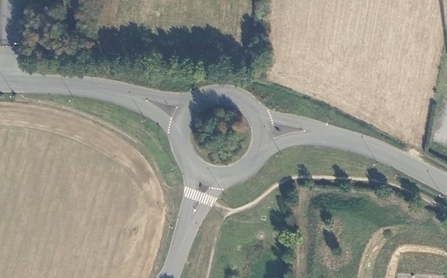 Vue aérienne du Rond-point anonyme n°168256345