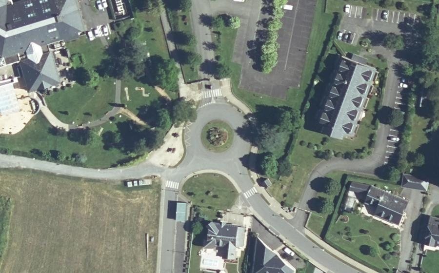 Vue aérienne du Rond-point anonyme n°168342307