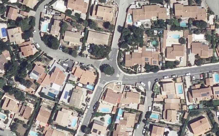 Vue aérienne du Rond-point anonyme n°168346149