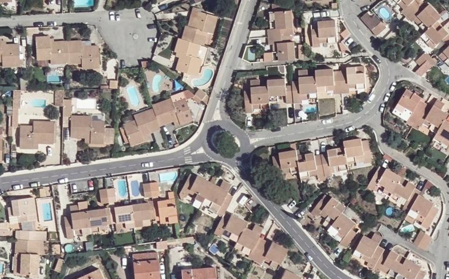 Vue aérienne du Rond-point anonyme n°168346153
