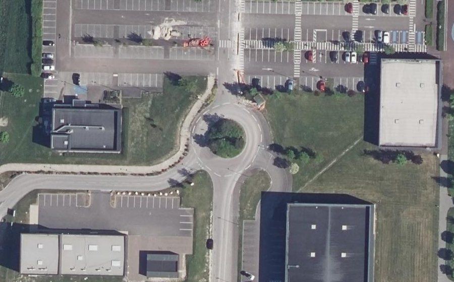 Vue aérienne du Rond-point anonyme n°168356456