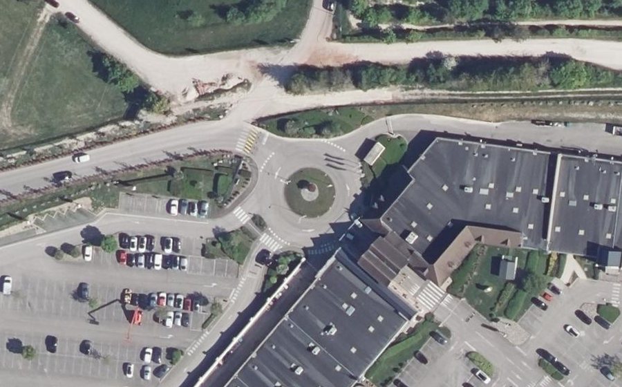 Vue aérienne du Rond-point anonyme n°168356457