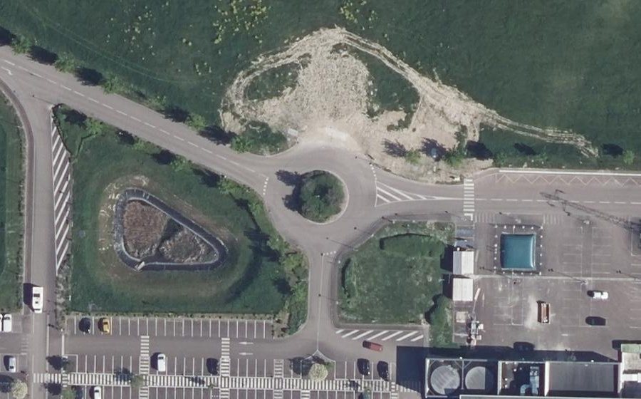Vue aérienne du Rond-point anonyme n°168356458