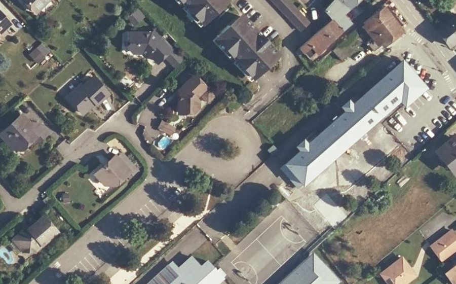 Vue aérienne du Rond-point anonyme n°168359624