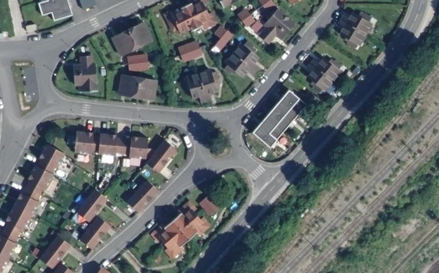 Vue aérienne du Rond-point anonyme n°168399243
