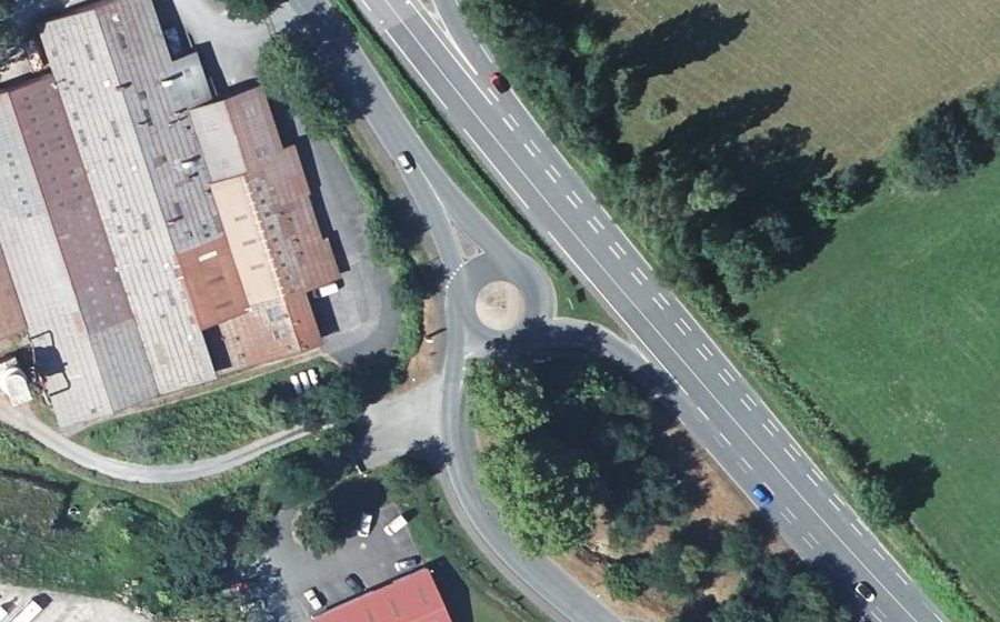 Vue aérienne du Rond-point anonyme n°168431746