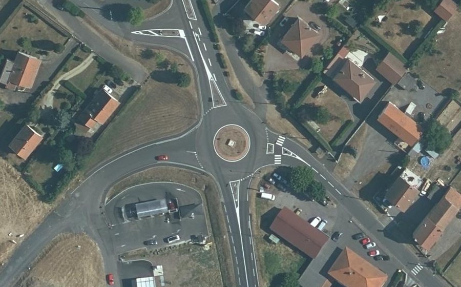 Vue aérienne du Rond-point anonyme n°168433194
