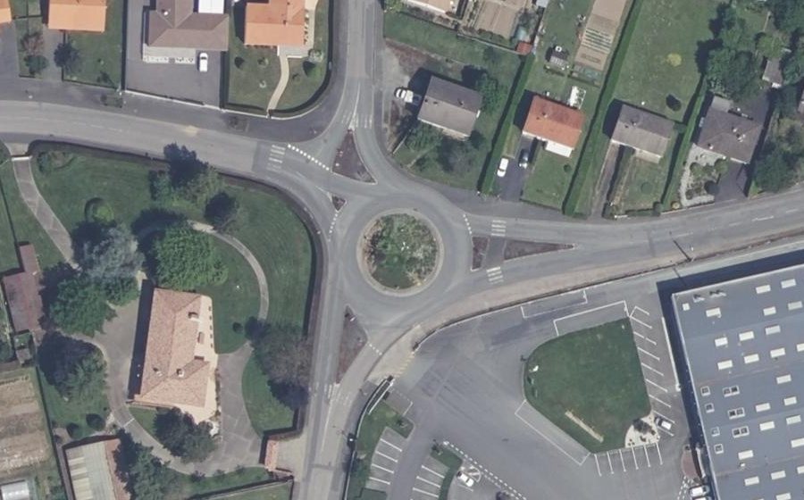 Vue aérienne du Rond-point anonyme n°168434078