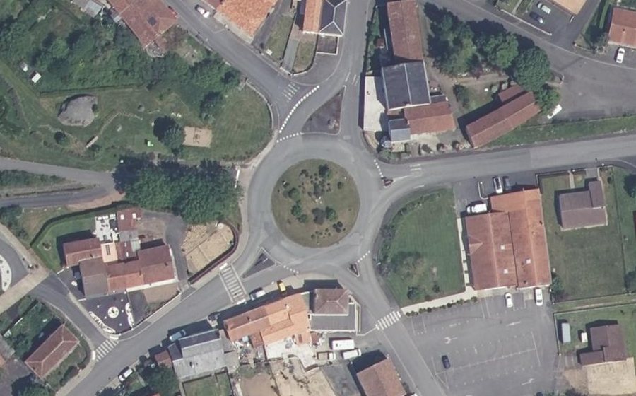 Vue aérienne du Rond-point anonyme n°168434089