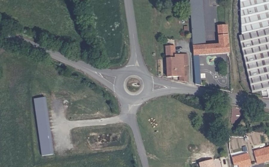 Vue aérienne du Rond-point anonyme n°168434094