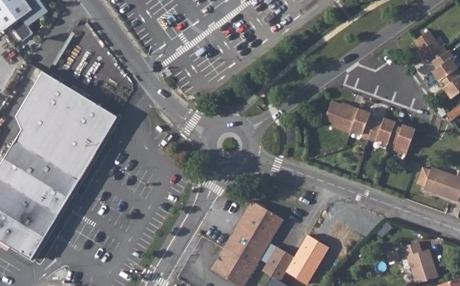 Vue aérienne du Rond-point anonyme n°168436911