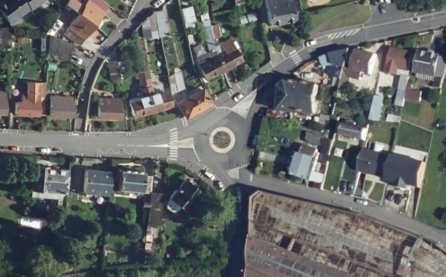 Vue aérienne du Rond-point anonyme n°168459736