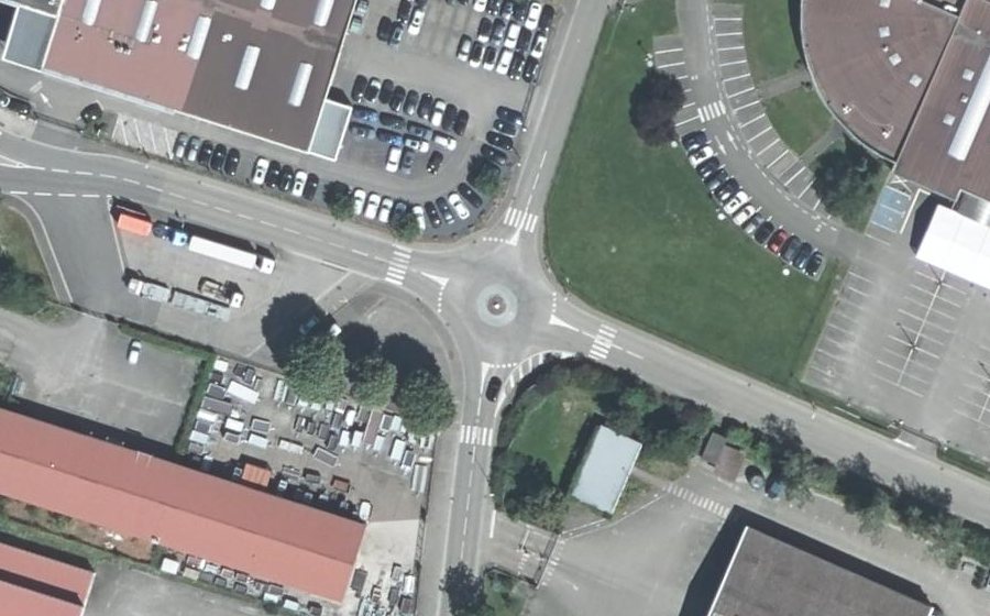 Vue aérienne du Rond-point anonyme n°168470433