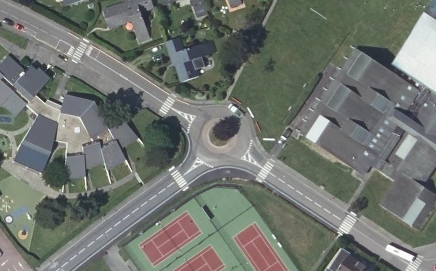Vue aérienne du Rond-point anonyme n°168511802