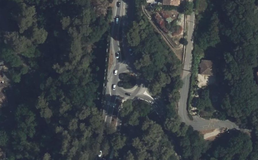 Vue aérienne du Rond-point anonyme n°168514181