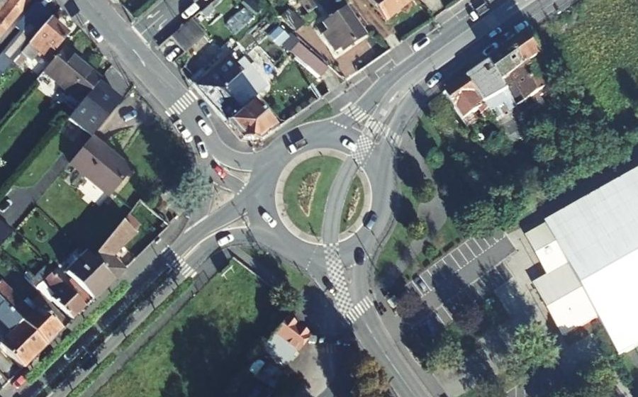 Vue aérienne du Rond-point anonyme n°168542694