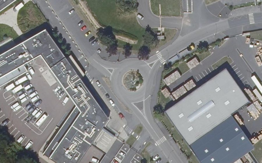 Vue aérienne du Rond-point anonyme n°168543654
