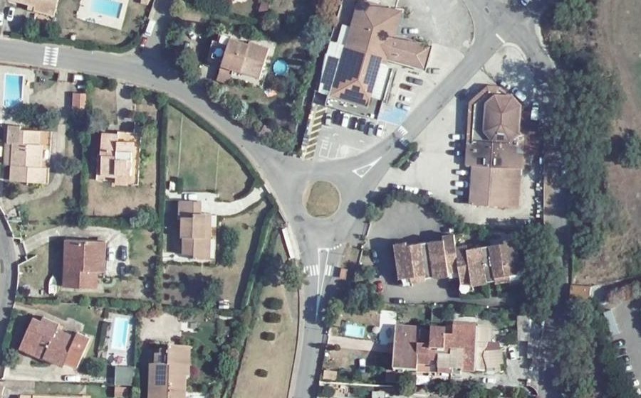 Vue aérienne du Rond-point anonyme n°168552564
