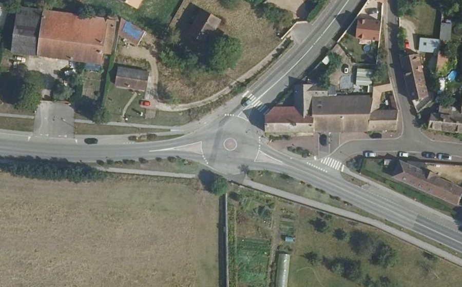 Vue aérienne du Rond-point anonyme n°168567344