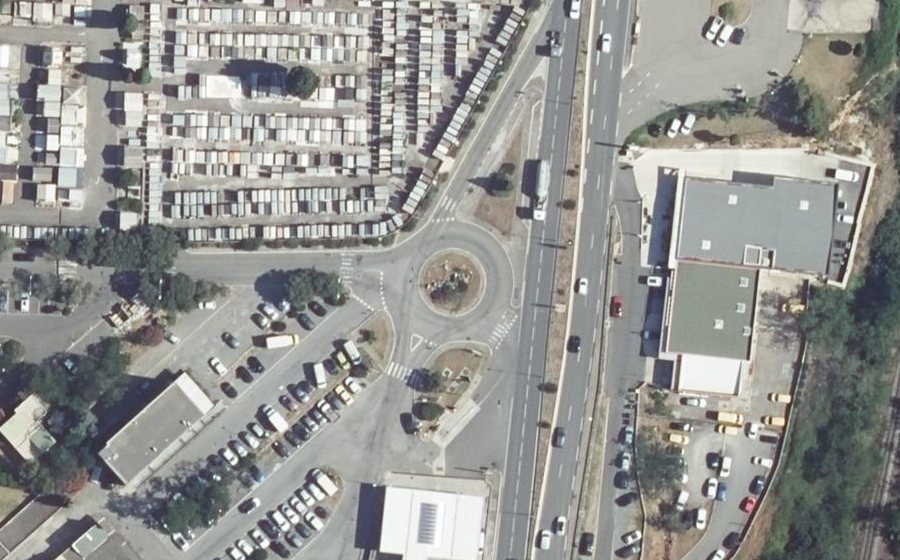 Vue aérienne du Rond-point anonyme n°168582240