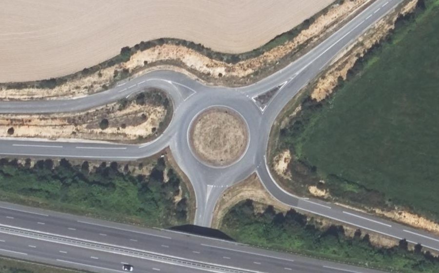 Vue aérienne du Rond-point anonyme n°168587908