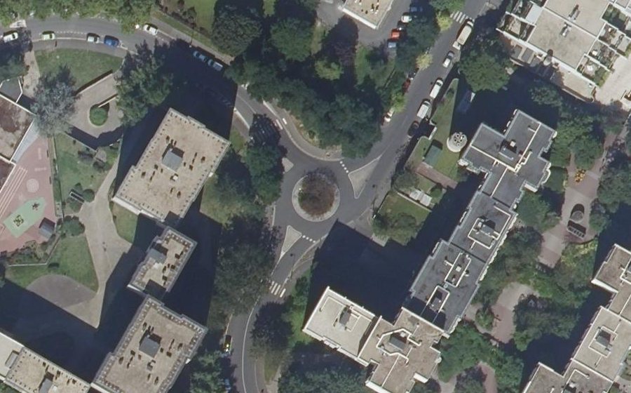 Vue aérienne du Rond-point anonyme n°168612975