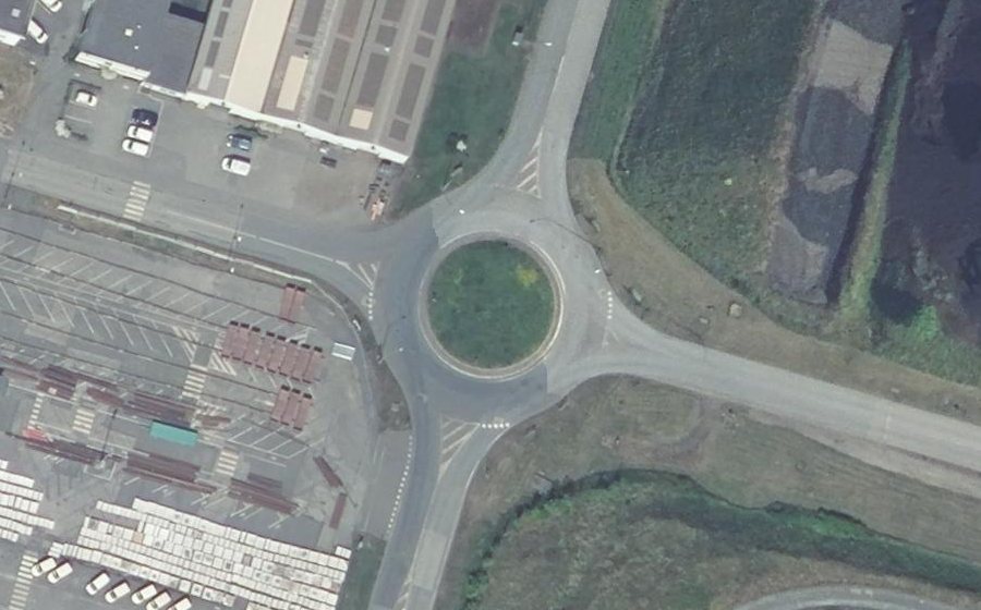 Vue aérienne du Rond-point anonyme n°168618024