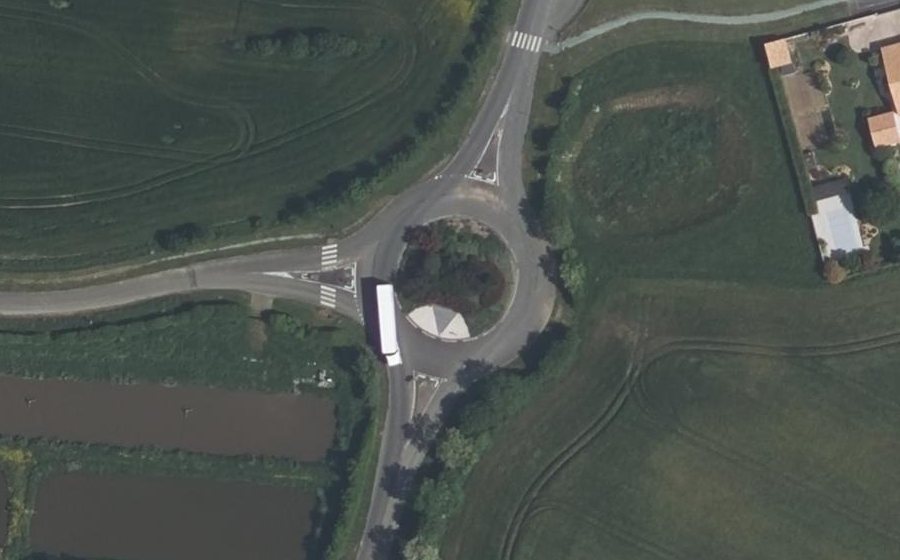 Vue aérienne du Rond-point anonyme n°168638366