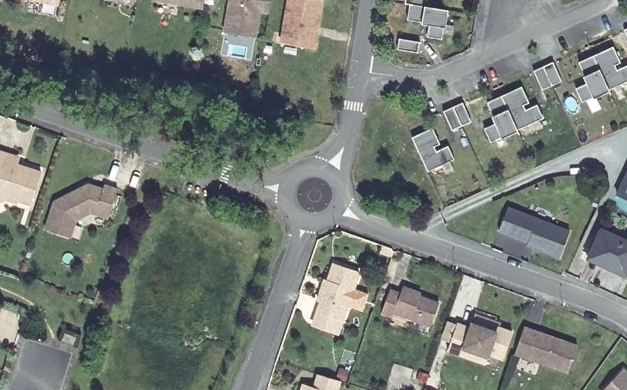 Vue aérienne du Rond-point anonyme n°168640715