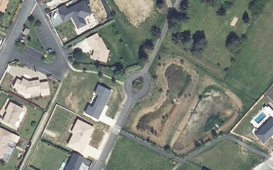 Vue aérienne du Rond-point anonyme n°168642676
