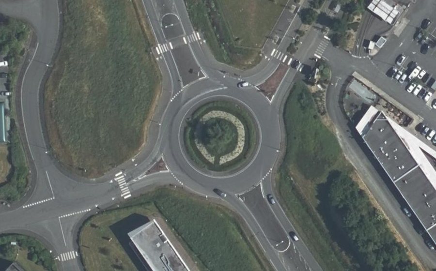 Vue aérienne du Rond-point anonyme n°168672418