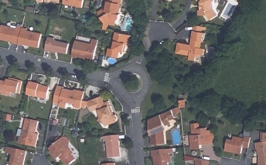 Vue aérienne du Rond-point anonyme n°168687258