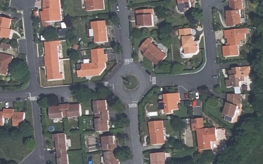 Vue aérienne du Rond-point anonyme n°168687270