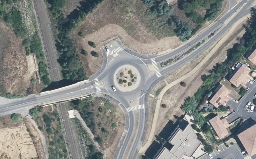 Vue aérienne du Rond-point anonyme n°168702036