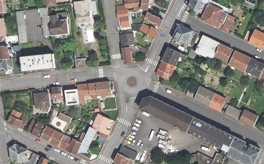 Vue aérienne du Rond-point anonyme n°168721764