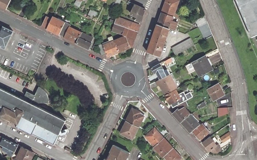 Vue aérienne du Rond-point anonyme n°168721766