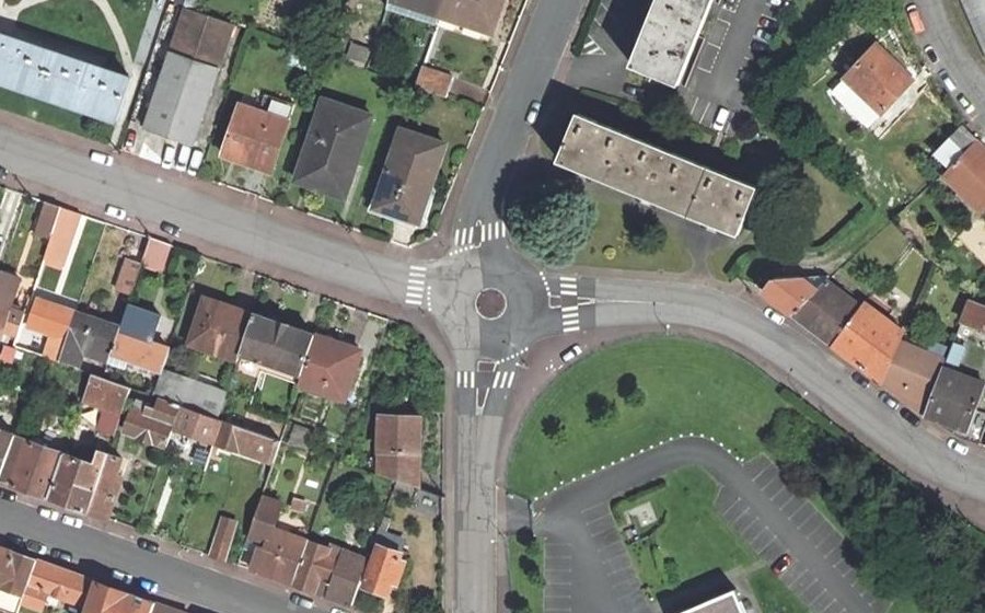 Vue aérienne du Rond-point anonyme n°168721812