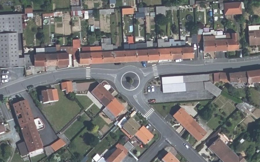 Vue aérienne du Rond-point anonyme n°168721951