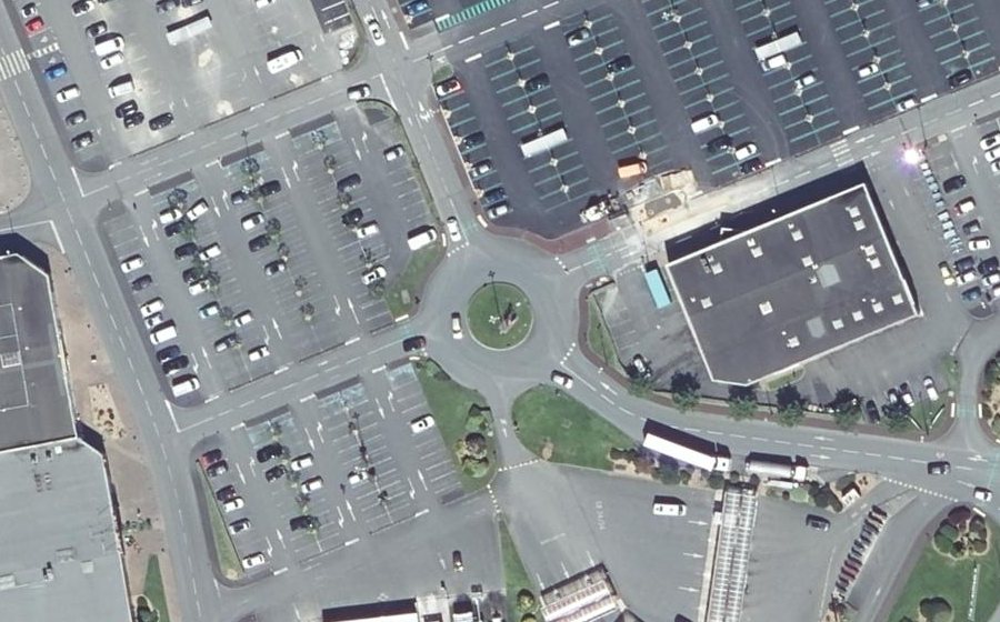 Vue aérienne du Rond-point anonyme n°168745095