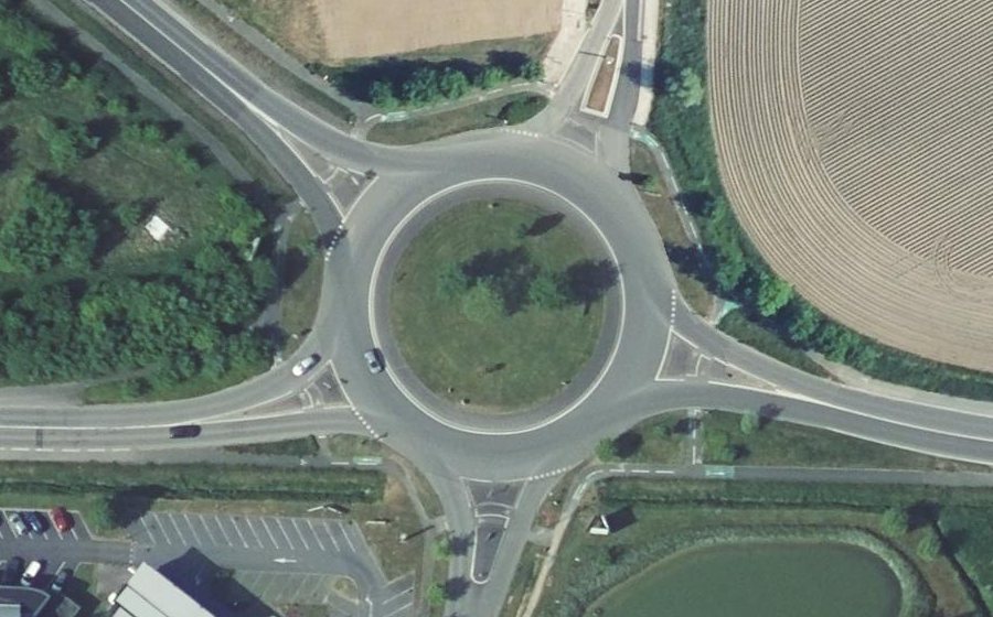 Vue aérienne du Rond-point anonyme n°168745707