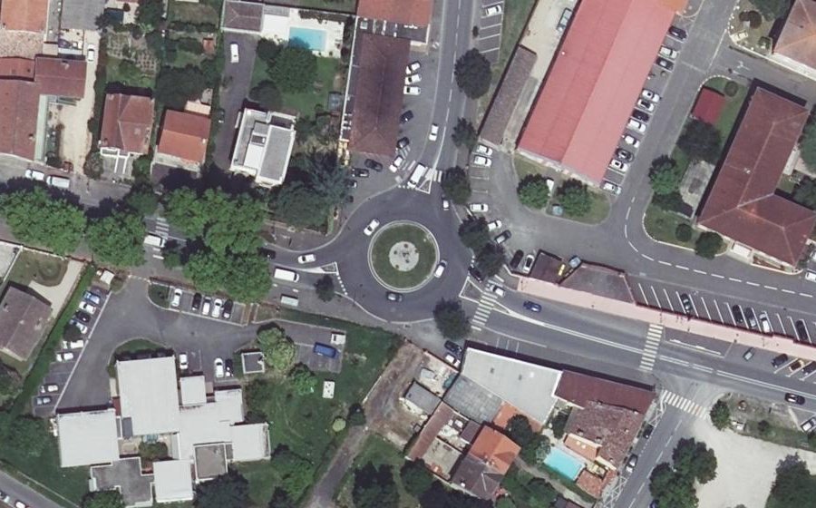 Vue aérienne du Rond-point anonyme n°168746615