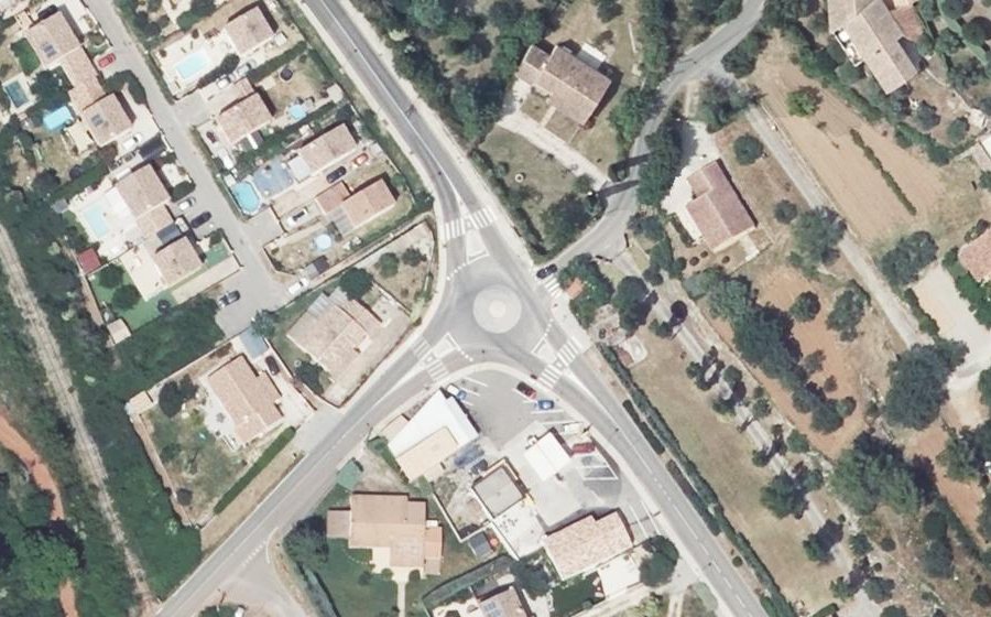 Vue aérienne du Rond-point anonyme n°168746919