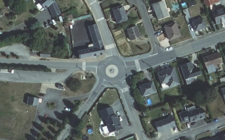 Vue aérienne du Rond-point anonyme n°168748052