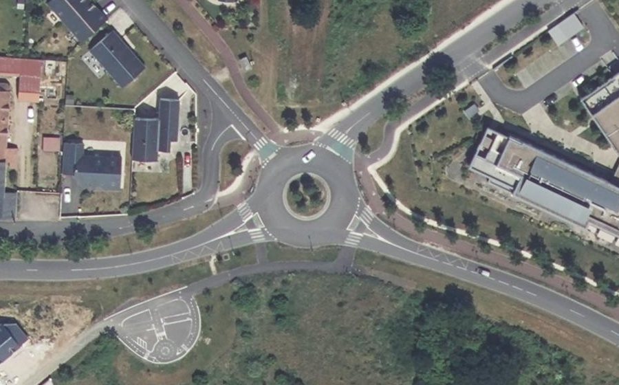 Vue aérienne du Rond-point anonyme n°168760392