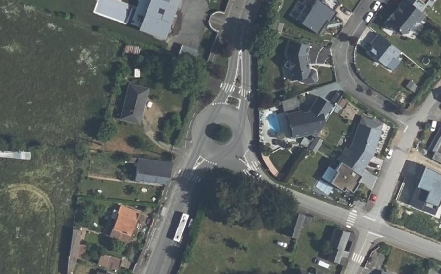 Vue aérienne du Rond-point anonyme n°168812524